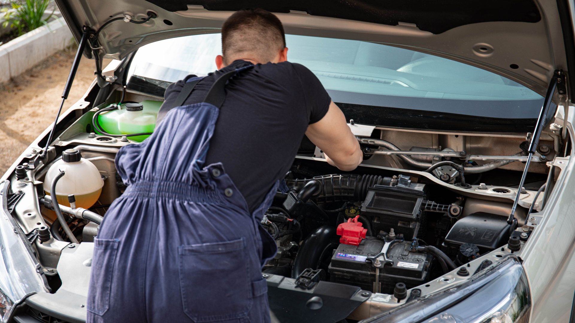 Mechaniker von Flexi Autoservice prüft den Motorraum eines Autos